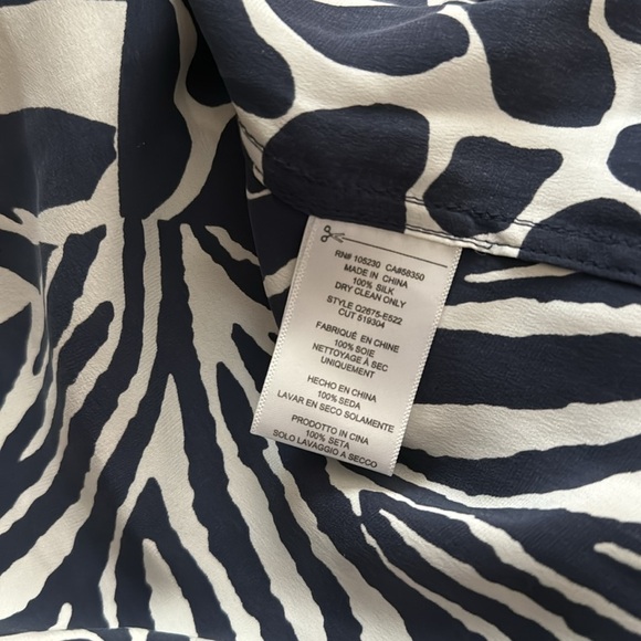 Equipment Shirt Womens Blue 100% Silk Adalyn V-Neck Animal Print XS - Picture 7 of 7